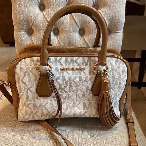 Michael Kors EUC Vanilla Bedford Satchel w/Multiple Pockets & Dust Bag - Picture 10 of 17